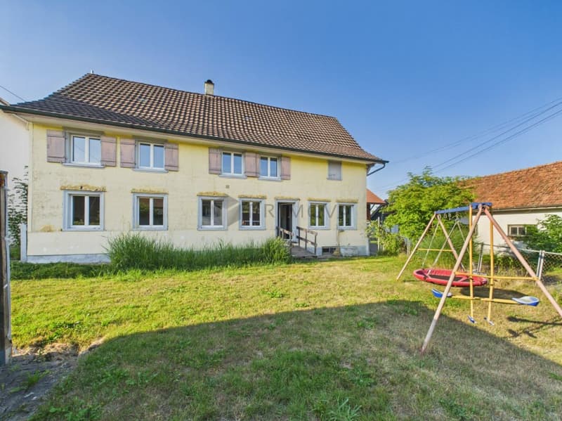 Charme trifft Potenzial: Ihr grosszügiges Familienglück mit Option zur Neuentwicklung (12)