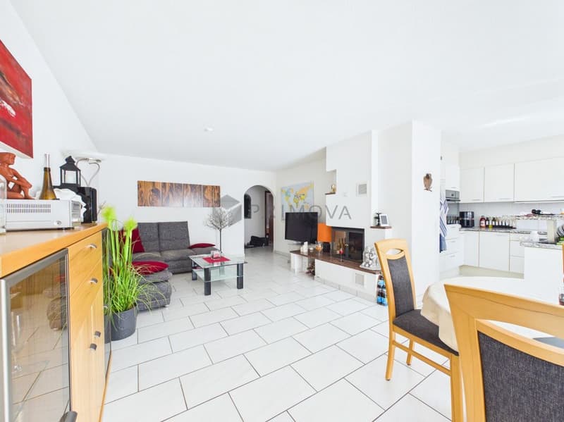 Helle 3.5 Zimmer-Wohnung mit Cheminée und Balkon in ruhiger Lage (2)