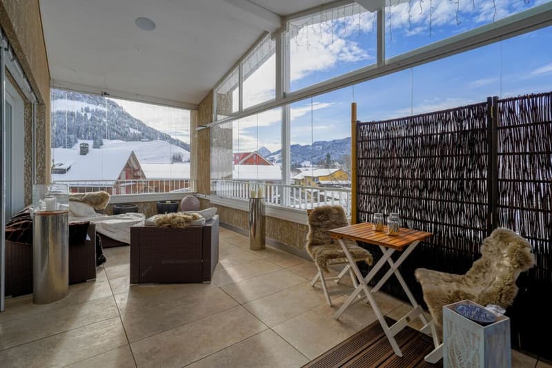 Luxus Wohngefühl pur! Stilvolle 4.5 Zimmer-Oase mit 6 m Raumhöhe, Spa-Ensuite Bad & verglaster Loggia (9)