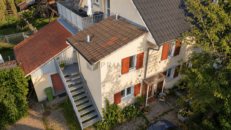 Modernisiertes Zweifamilienhaus mit Baulandreserve (2)
