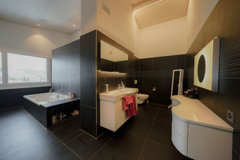 Aussergewöhnliche 4.5 Zimmer-Oase mit Stil und 6 m Raumhöhe, Spa-Ensuite Bad & verglaster Loggia (9)