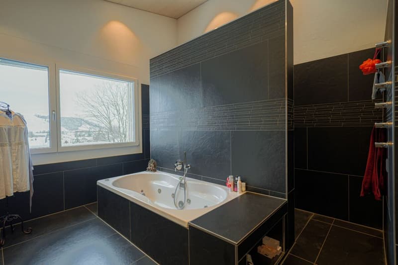 Aussergewöhnliche 4.5 Zimmer-Oase mit Stil und 6 m Raumhöhe, Spa-Ensuite Bad & verglaster Loggia (10)