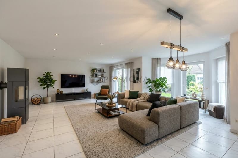 Grosszügiges 7.5 Zimmer Einfamilienhaus mit Sauna, Garten und sechs Parkplätzen (2)