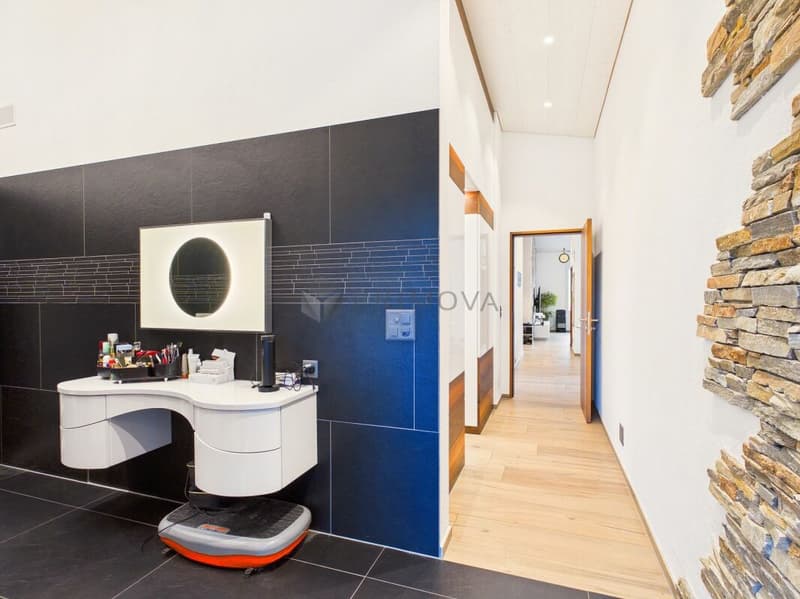 Ihr luxuriöses Zuhause: Eleganter 4.5 Zimmer-Traum mit 6 m Raumhöhe, Spa-Ensuite Bad & verglaster Loggia (8)