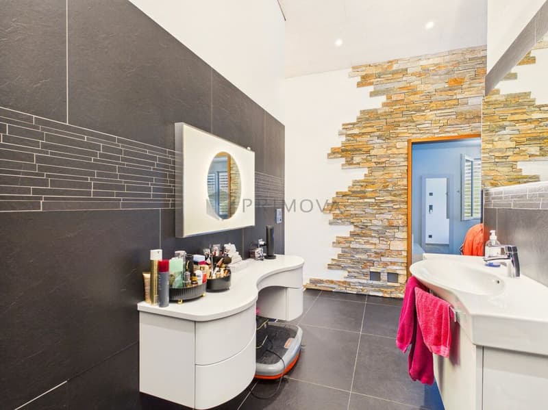 Ihr luxuriöses Zuhause: Eleganter 4.5 Zimmer-Traum mit 6 m Raumhöhe, Spa-Ensuite Bad & verglaster Loggia (11)