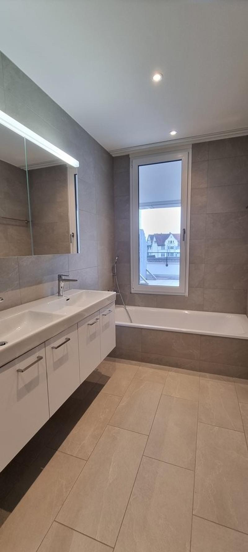 Badezimmer_mit_Badewanne.jpg