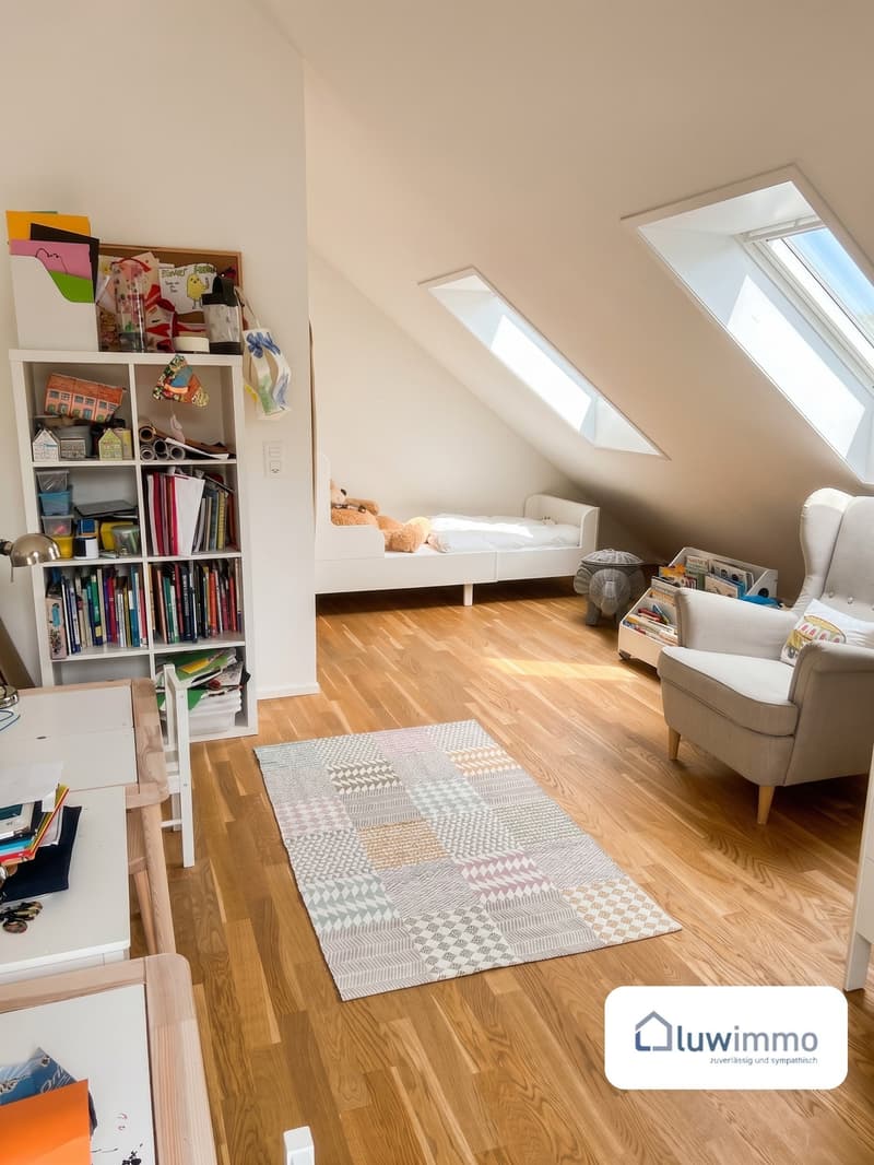 Modernes 6.5-Zimmer-Doppeleinfamilienhaus in Flüh – Raum für Familie, Arbeit und Natur (5)