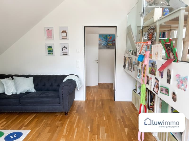 Modernes 6.5-Zimmer-Doppeleinfamilienhaus in Flüh – Raum für Familie, Arbeit und Natur (9)