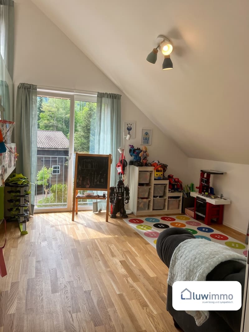 Modernes 6.5-Zimmer-Doppeleinfamilienhaus in Flüh – Raum für Familie, Arbeit und Natur (12)