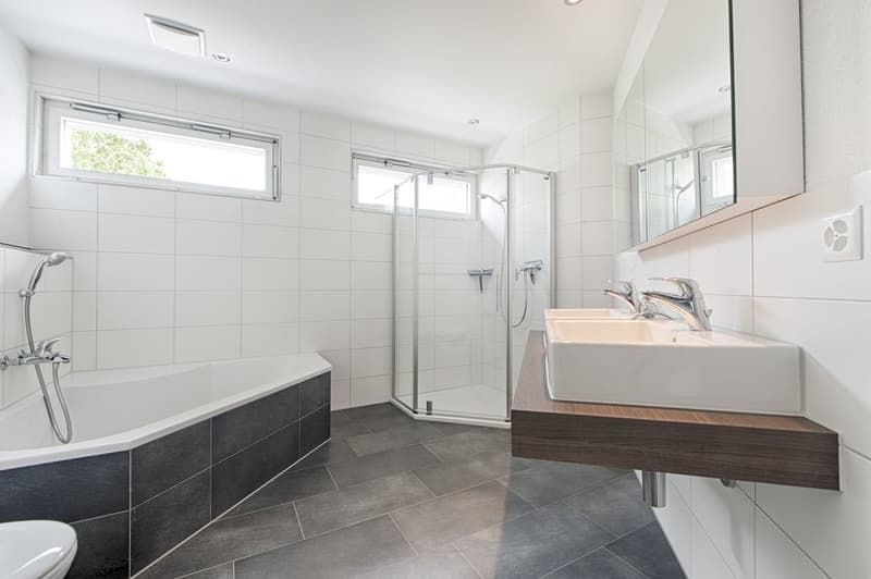 Nasszelle mit Bad und Dusche - Musterfoto