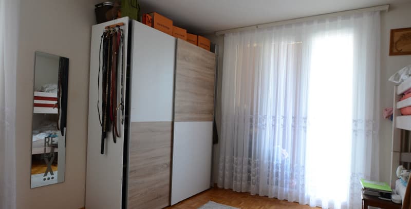 Chambre à coucher avec accès balcon