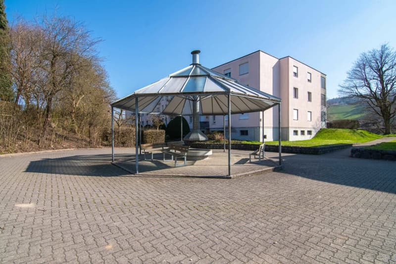 Nature et proximité de la ville - appartement 3,5 pièces bien entretenu avec jardin d'hiver, balcon & place de parking à Stettlen (19)