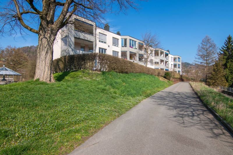 Nature et proximité de la ville - appartement 3,5 pièces bien entretenu avec jardin d'hiver, balcon & place de parking à Stettlen (22)