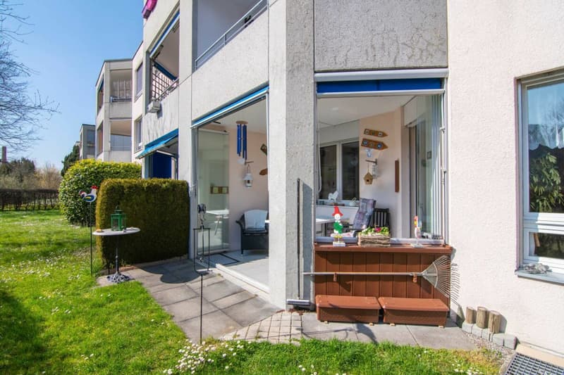 Nature et proximité de la ville - appartement 3,5 pièces bien entretenu avec jardin d'hiver, balcon & place de parking à Stettlen (17)