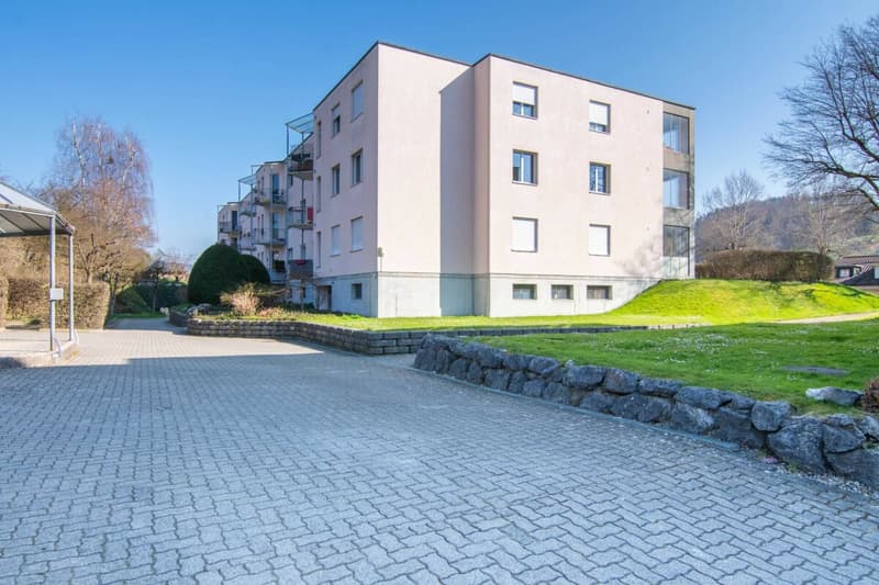 Nature et proximité de la ville - appartement 3,5 pièces bien entretenu avec jardin d'hiver, balcon & place de parking à Stettlen (21)