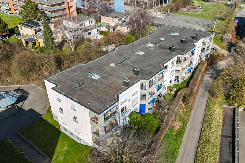 Nature et proximité de la ville - appartement 3,5 pièces bien entretenu avec jardin d'hiver, balcon & place de parking à Stettlen (23)