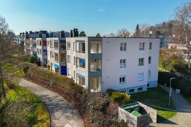 Nature et proximité de la ville - appartement 3,5 pièces bien entretenu avec jardin d'hiver, balcon & place de parking à Stettlen (25)