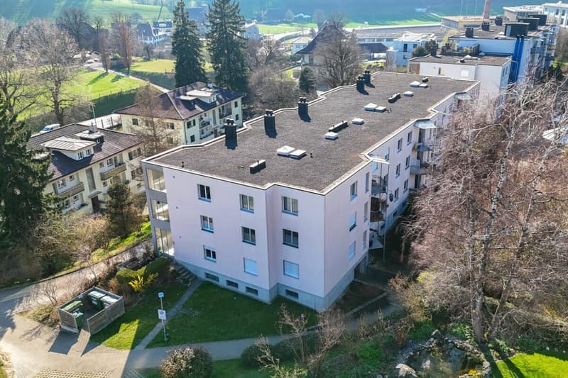 Nature et proximité de la ville - appartement 3,5 pièces bien entretenu avec jardin d'hiver, balcon & place de parking à Stettlen (24)