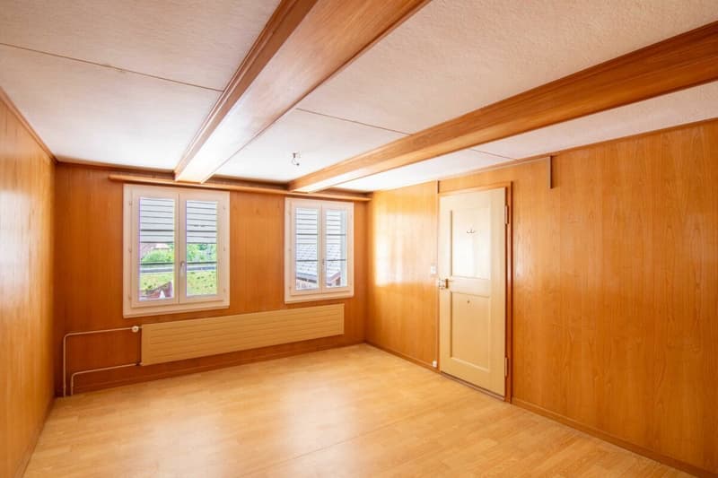 Ehemaliges Schulhaus von 1805 am Dorfplatz - mit drei Wohnungen, Atelier und Ausbaupotenzial! (5)