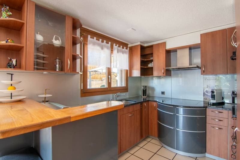 Sehr gepflegtes 5.5-Zimmer Doppeleinfamilienhaus mit traumhaftem Garten, Weitsicht und Platz für die ganze Familie! (4)