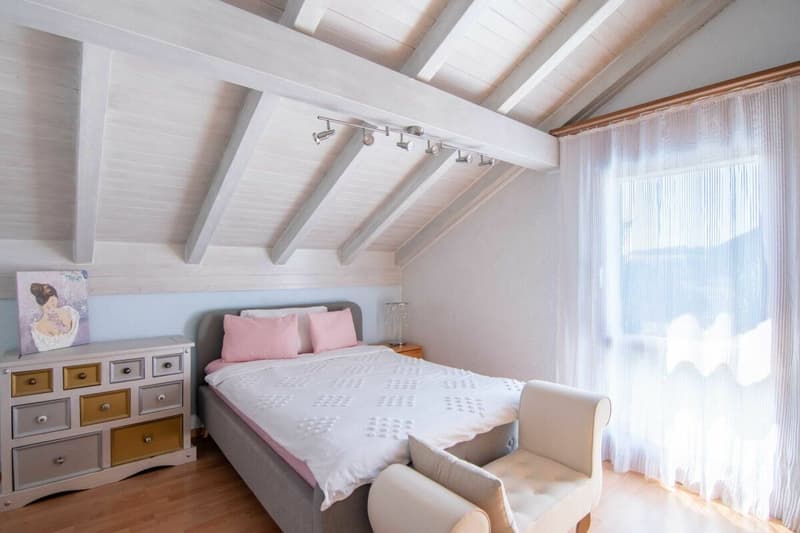 Sehr gepflegtes 5.5-Zimmer Doppeleinfamilienhaus mit traumhaftem Garten, Weitsicht und Platz für die ganze Familie! (6)
