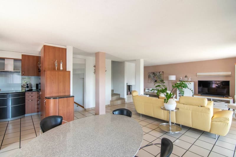 Sehr gepflegtes 5.5-Zimmer Doppeleinfamilienhaus mit traumhaftem Garten, Weitsicht und Platz für die ganze Familie! (3)