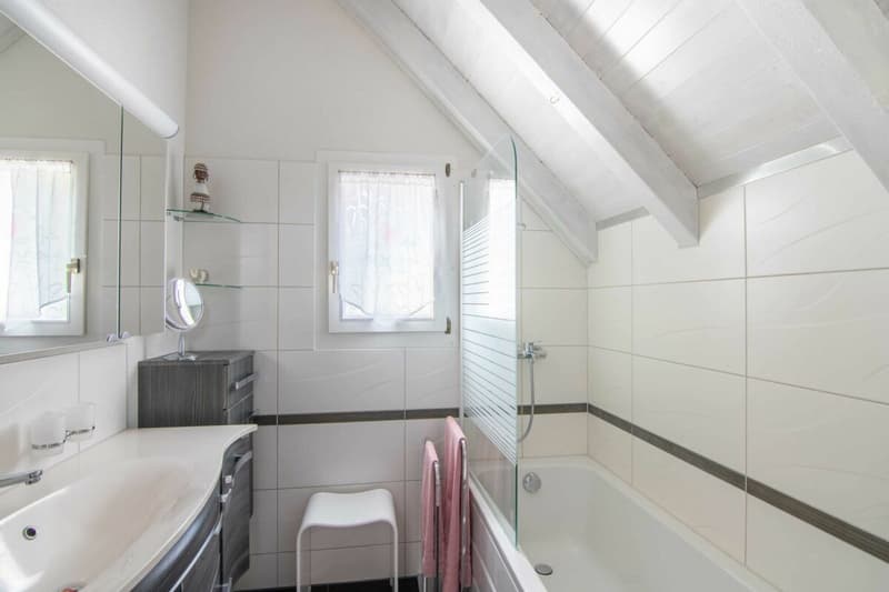 Sehr gepflegtes 5.5-Zimmer Doppeleinfamilienhaus mit traumhaftem Garten, Weitsicht und Platz für die ganze Familie! (9)