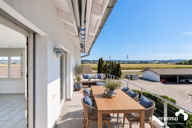 Moderne Terrasse mit Landblick