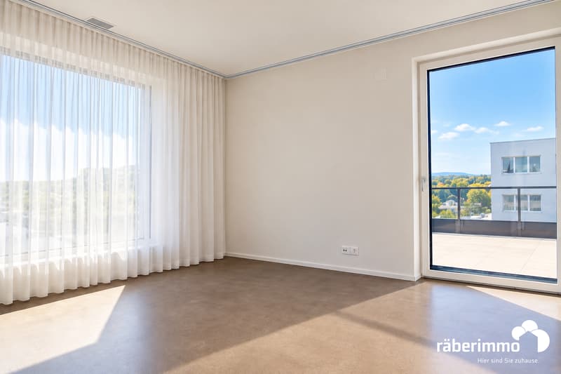 Heller, leerer Raum mit Balkonblick