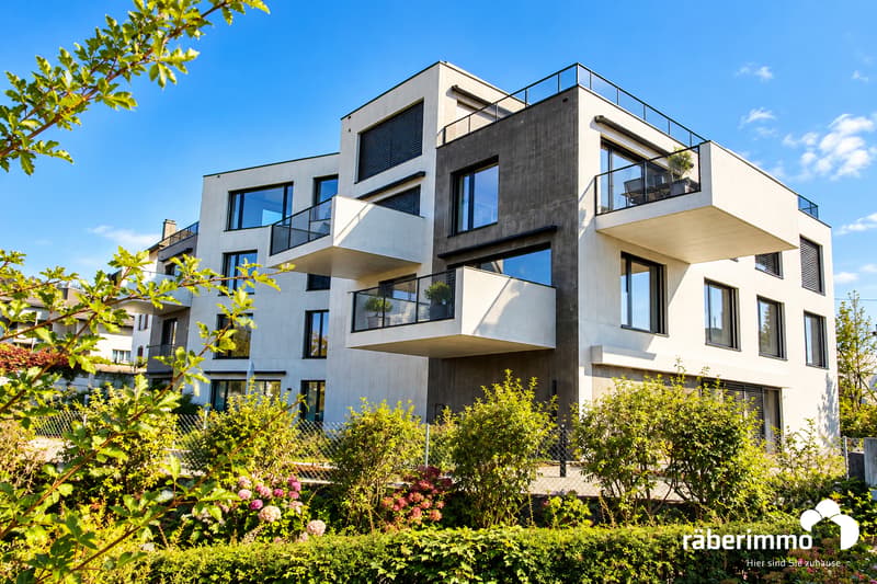 Moderne Wohnanlage im Sonnenschein