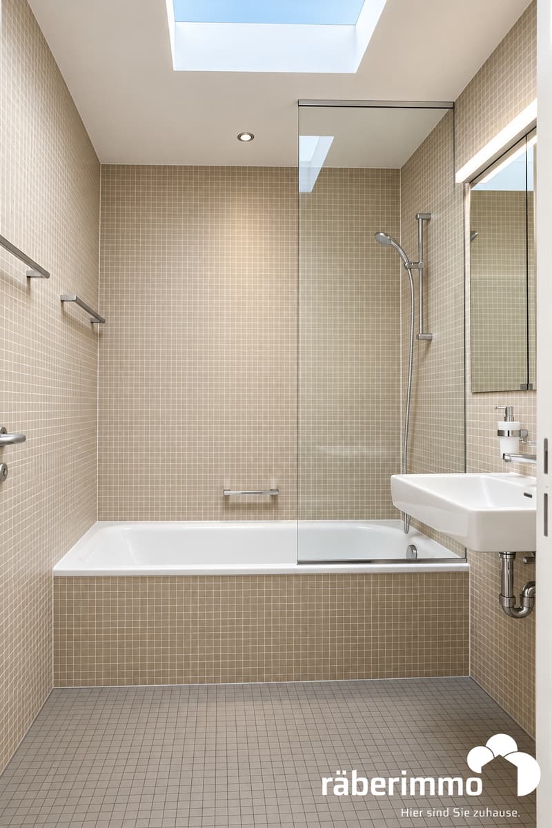 Modernes Badezimmer mit Oberlicht