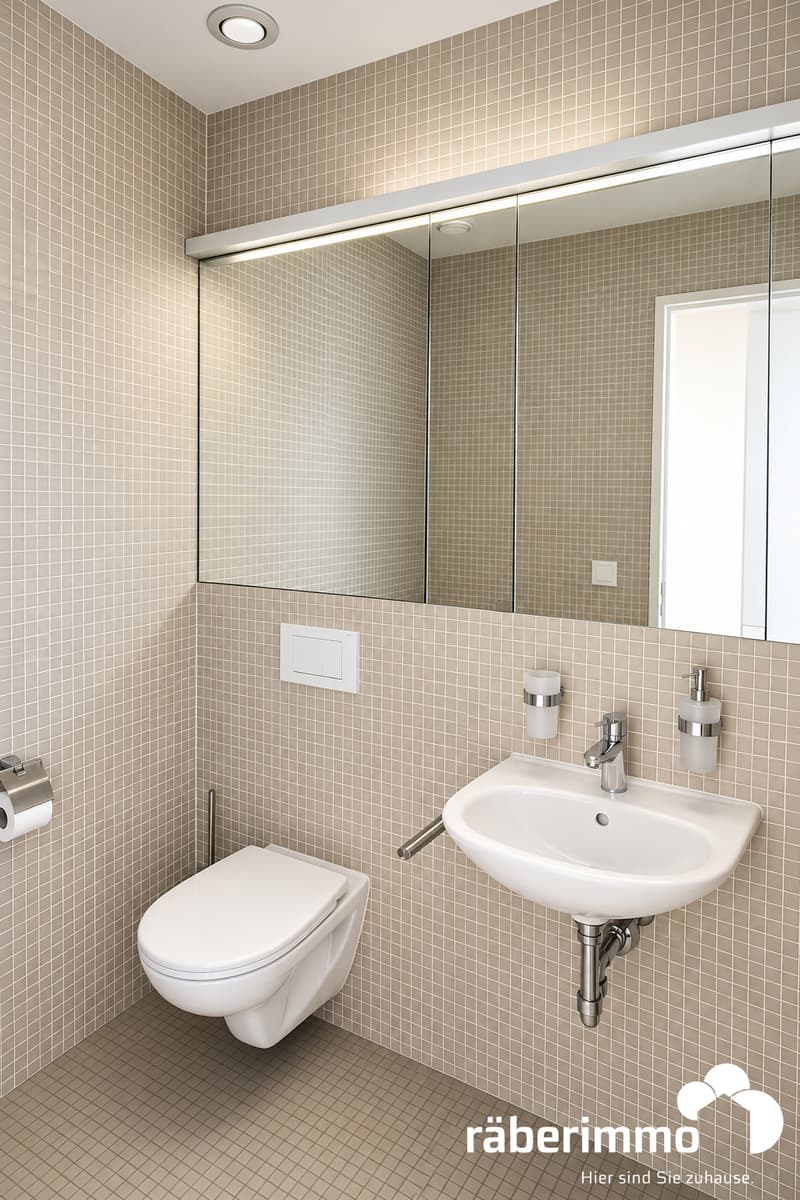 Modernes Bad mit Mosaikfliesen