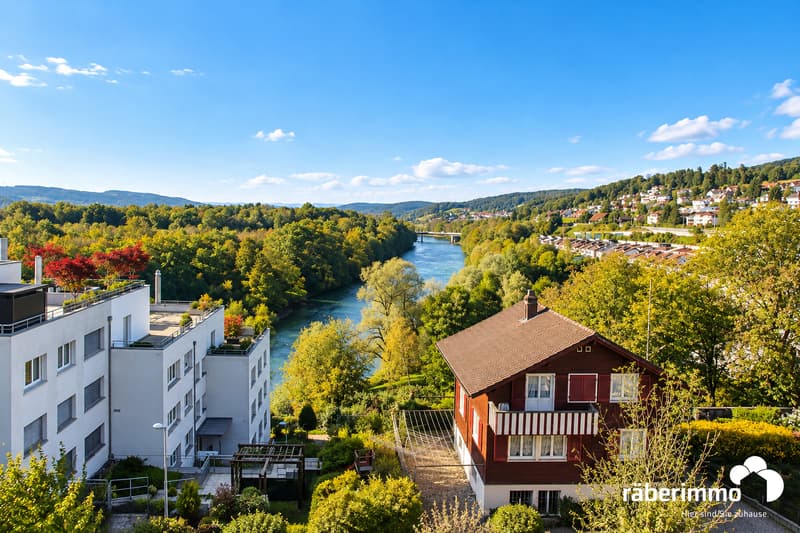 Panorama mit Fluss, Häusern und Hügeln
