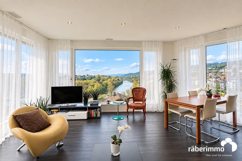 Helles Wohnzimmer mit Flussblick