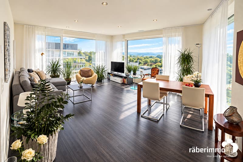 Helles Wohnzimmer mit Bergblick