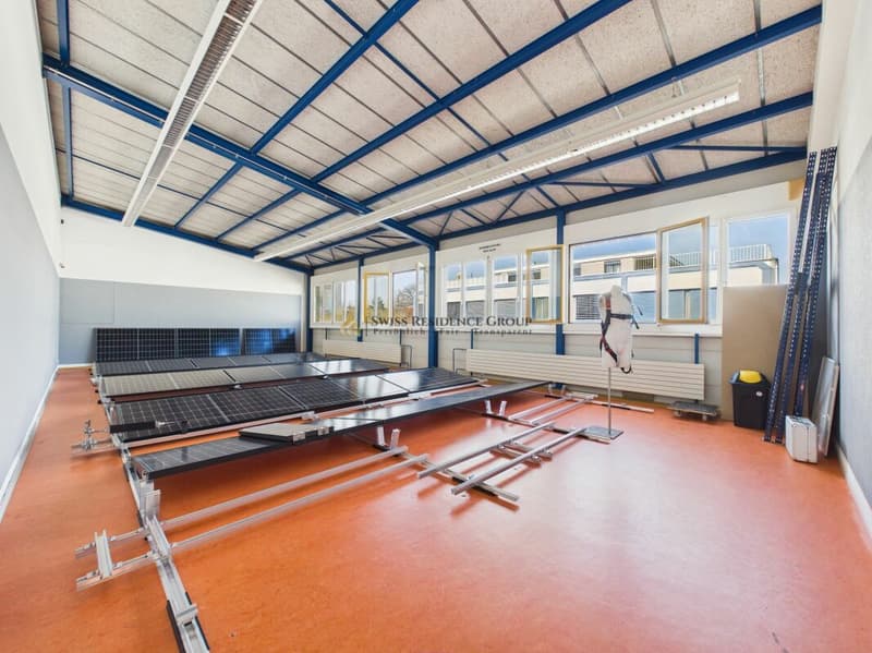 Espace commercial et de stockage moderne avec beaucoup de lumière du jour (9)