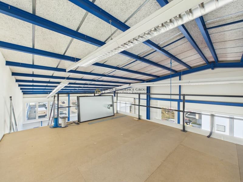 Espace commercial et de stockage moderne avec beaucoup de lumière du jour (15)