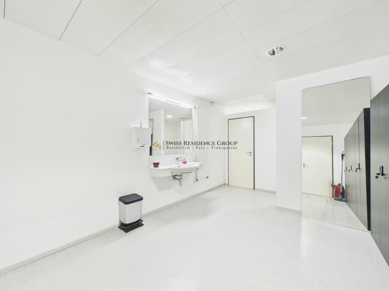 Espace commercial et de stockage moderne avec beaucoup de lumière du jour (17)