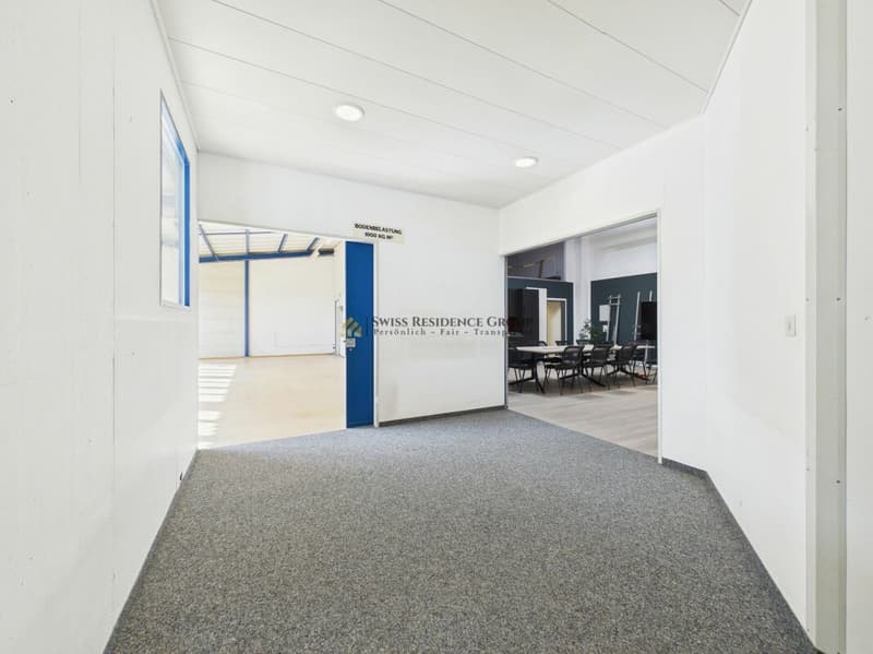 Espace commercial et de stockage moderne avec beaucoup de lumière du jour (7)