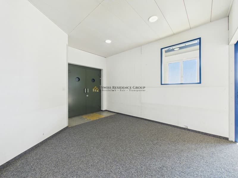 Espace commercial et de stockage moderne avec beaucoup de lumière du jour (6)