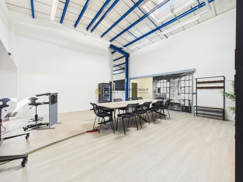 Espace commercial et de stockage moderne avec beaucoup de lumière du jour (3)