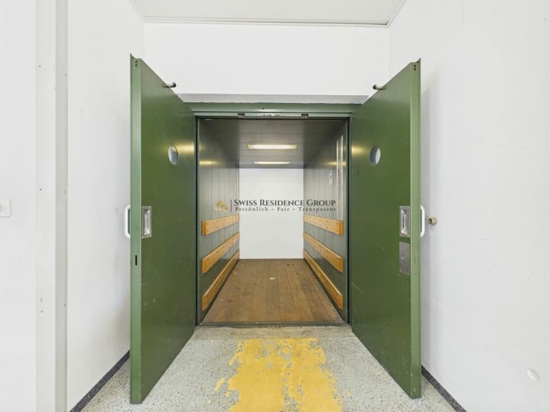 Espace commercial et de stockage moderne avec beaucoup de lumière du jour (8)