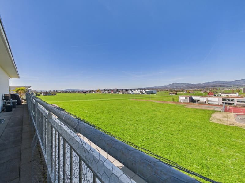 Bright attic apartment with a wonderful view of the mountains and lake (21)