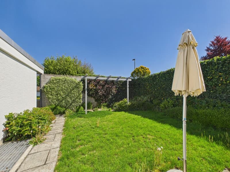 Ampia casa unifamiliare di 6 locali con idillio giardino e garage (31)