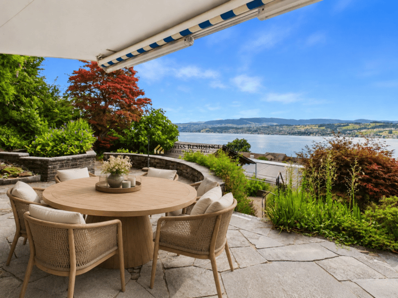 Einfamilienhaus mit Charme, Gartenerrassen und herrlichem Seeblick (2)