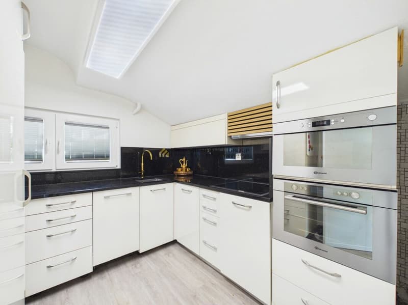 Wohnen mit Weitsicht: 7.5-Zimmer Einfamilienhaus mit Pool und grossem Garten (12)
