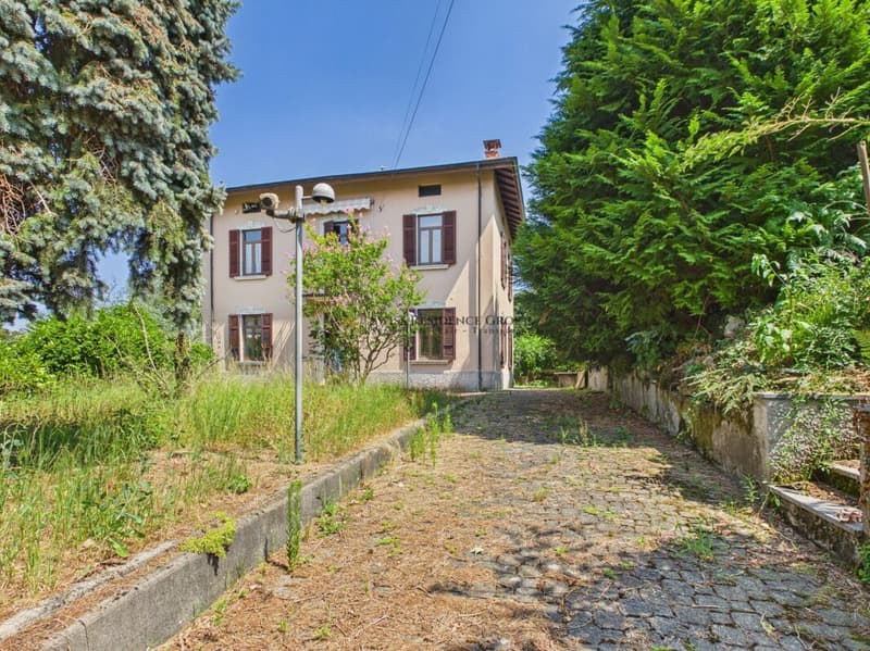 Villa a Pedrinate con ampio giardino privato di 601mq (1)