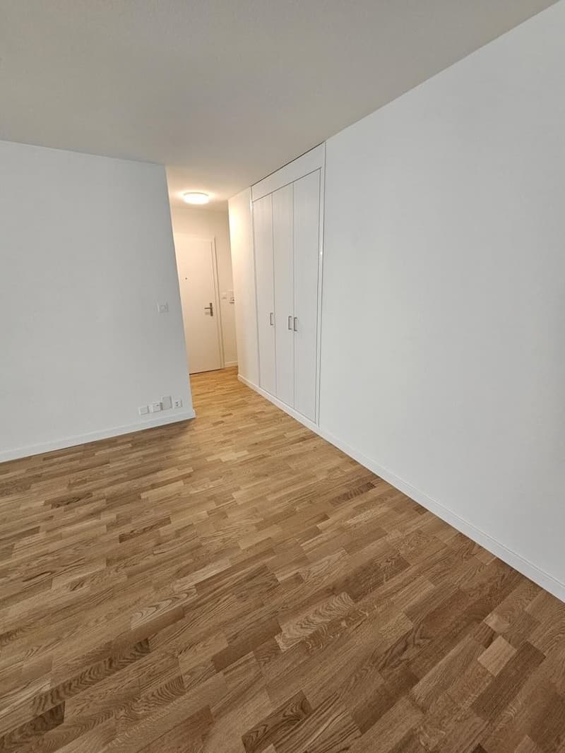 Wohnraum_mit_Sicht_zu_Korridor.jpg