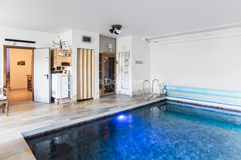 Vaste villa avec espace wellness et piscine intérieure (13)