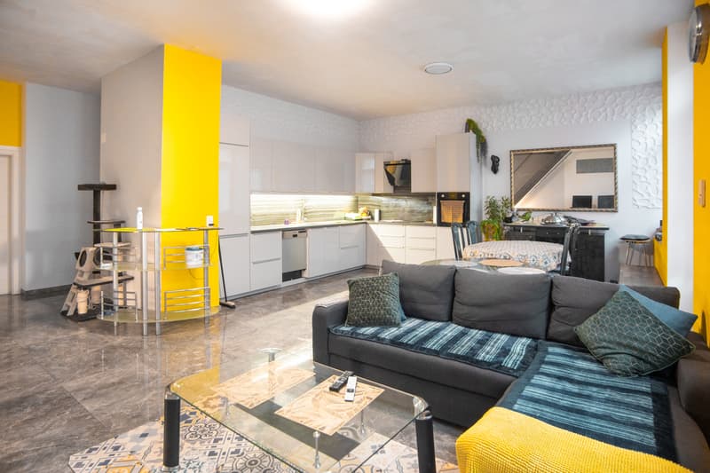 Bâtisse rénovée avec grand espace indépendant (2)